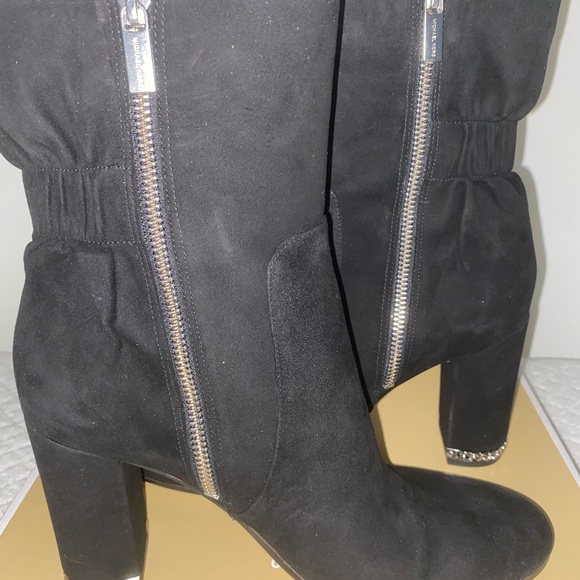 Michael- Michael Kors, Black Suede booties with silver chain on heel size 9 1/2 - Picture 10 of 12